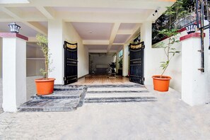 Property entrance - Fabhotel Aura Suites (Pune)