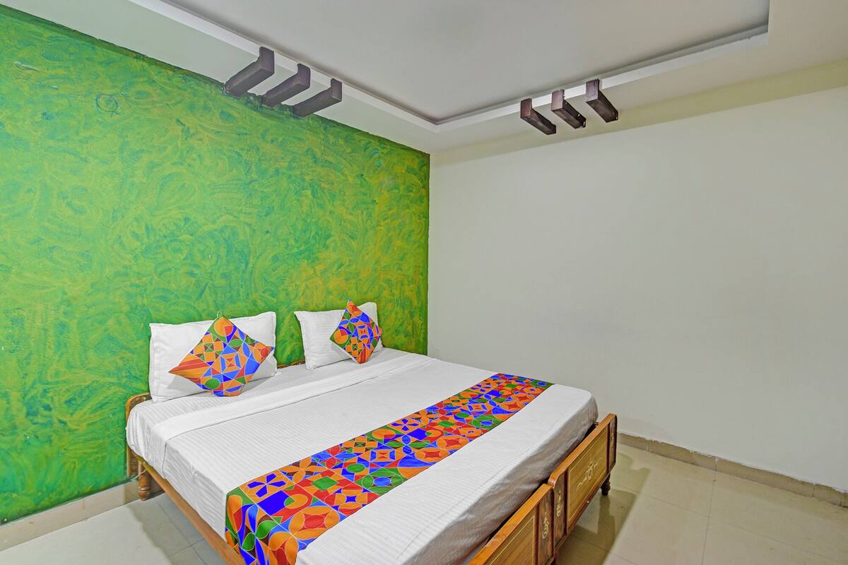 Deluxe Room | Egyptian cotton sheets, premium bedding, in-room safe, WiFi (free)