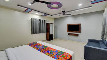 Egyptian cotton sheets, premium bedding, in-room safe, free WiFi