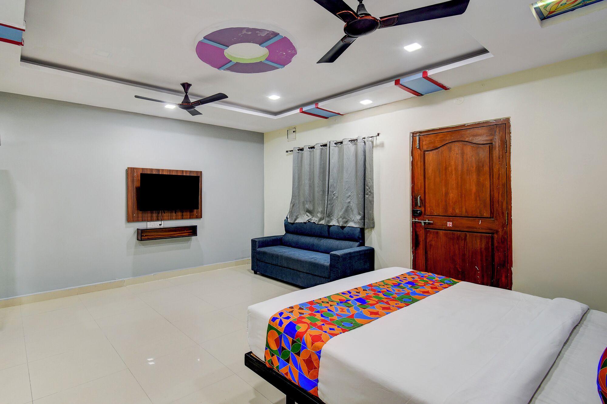 ملاءات من القطن المصري وأغطية فراش متميزة وخزنة داخل الغرفة