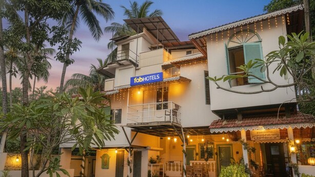 Un immeuble de deux étages sur lequel on peut lire l’inscription « FabHotels ».
