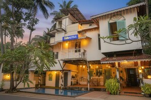A two-story building with a sign reading "FabHotels". - FabHotel Golden Nest Deluxe Resort - Nr. Baga Beach (Calangute)