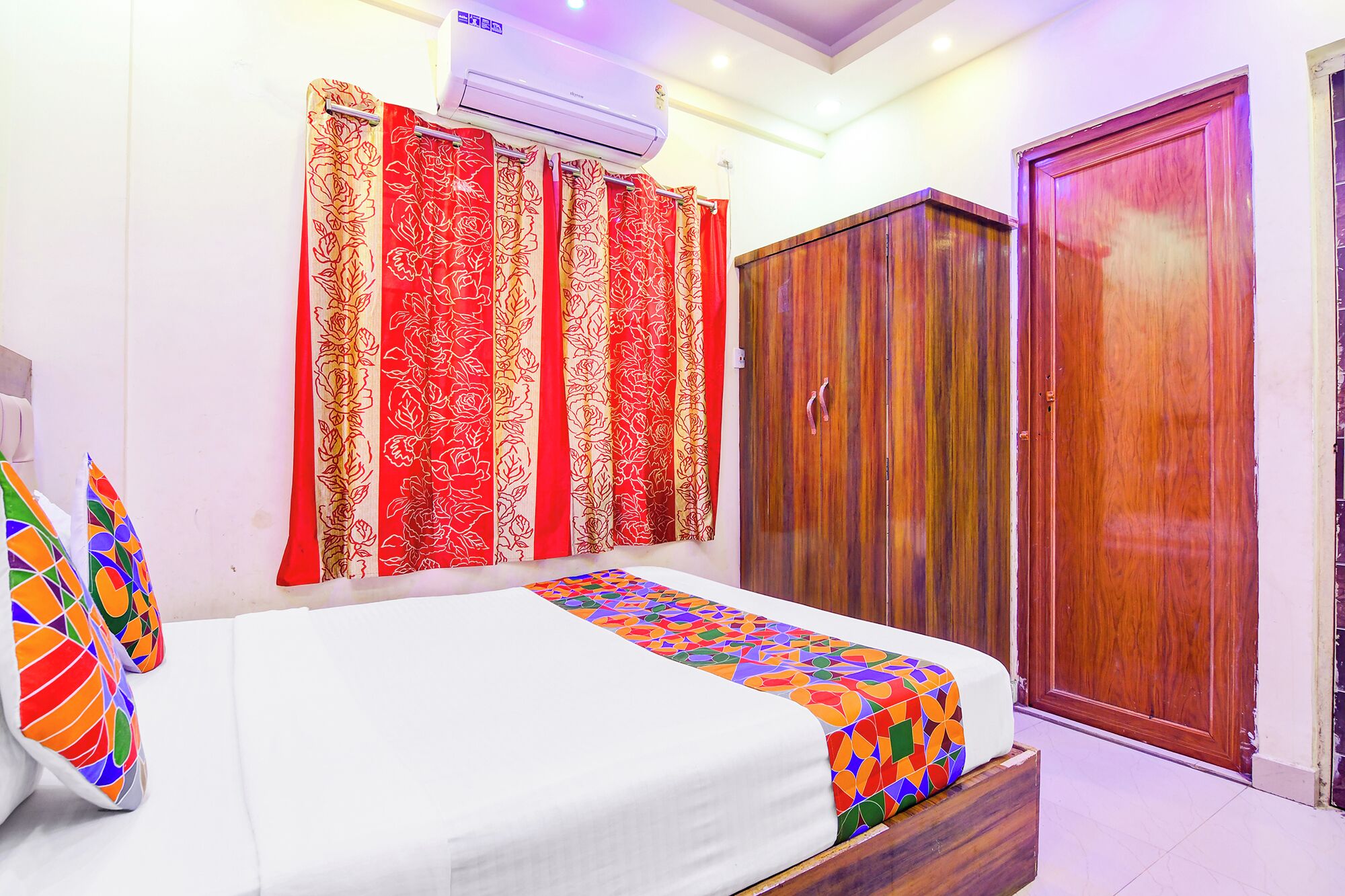Egyptian cotton sheets, premium bedding, in-room safe, free WiFi