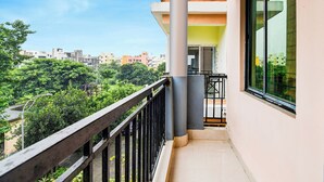 Ein Balkon mit Blick auf Stadt und Grünflächen.