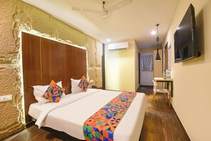 ملاءات من القطن المصري وأغطية فراش متميزة وخزنة داخل الغرفة