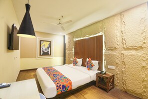 ملاءات من القطن المصري وأغطية فراش متميزة وخزنة داخل الغرفة