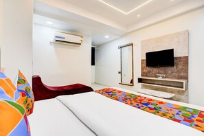 Egyptian cotton sheets, premium bedding, in-room safe, free WiFi - Fabhotel Malva (Ahmedabad)