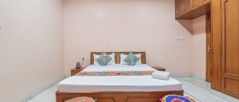 Egyptian cotton sheets, premium bedding, in-room safe, free WiFi