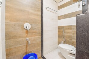 Dusche, Regendusche, kostenlose Toilettenartikel, Handtücher