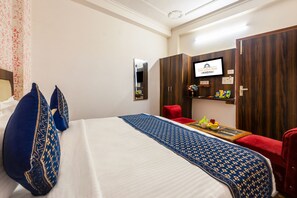 Egyptian cotton sheets, premium bedding, in-room safe, free WiFi - Fabhotel Airport Sinon (New Delhi)