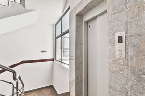 Elevator - Fabhotel Regal Inn Indira Nagar (Lucknow)