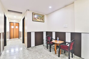 Lobby sitting area - Fabhotel Regal Inn Indira Nagar (Lucknow)