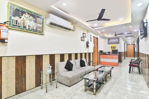 Lobby sitting area - Fabhotel Regal Inn Indira Nagar (Lucknow)