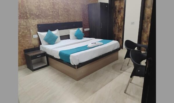 Egyptian cotton sheets, premium bedding, in-room safe, free WiFi - Fabhotel Diamond Key (New Delhi)