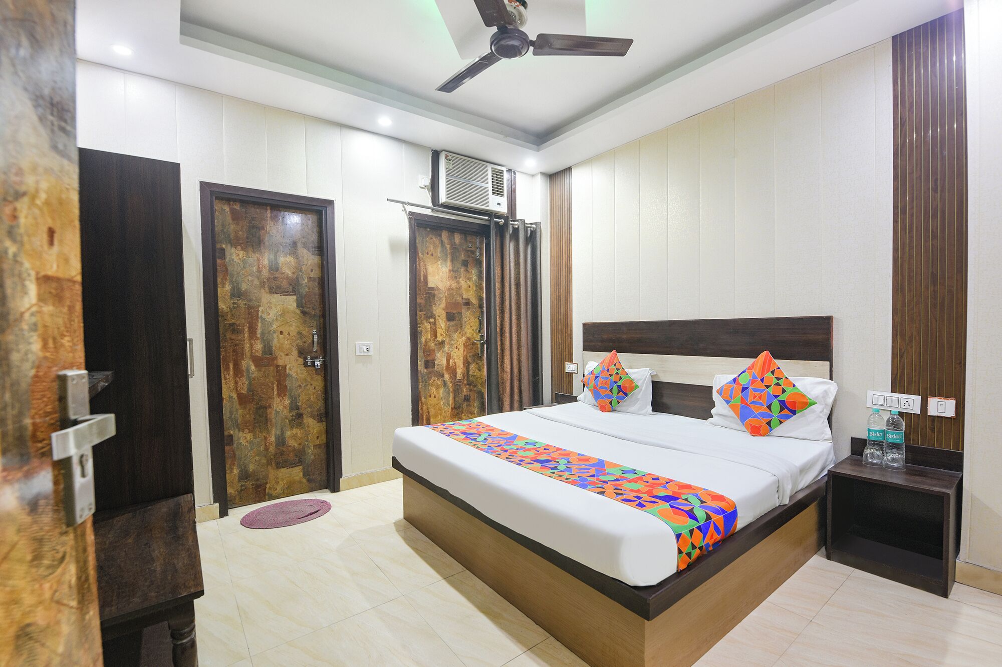 Egyptian cotton sheets, premium bedding, in-room safe, free WiFi