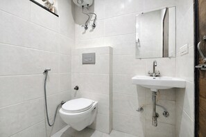 Shower, rainfall showerhead, free toiletries, towels