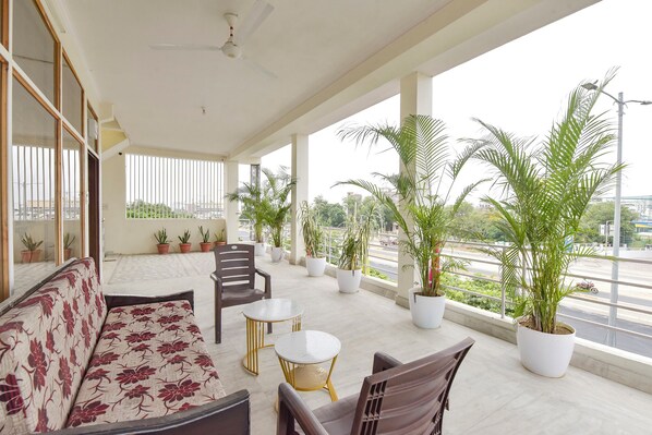 Lobby sitting area - Via Sahaswatam Stay (Jaipur)