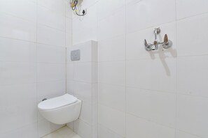 Suihku, sadesuihkupää, ilmaiset hygieniatuotteet, pyyhkeet