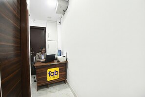 Reception - FabHotel Cosy Rooms - Near Embassies, DU South Campus (New Delhi)