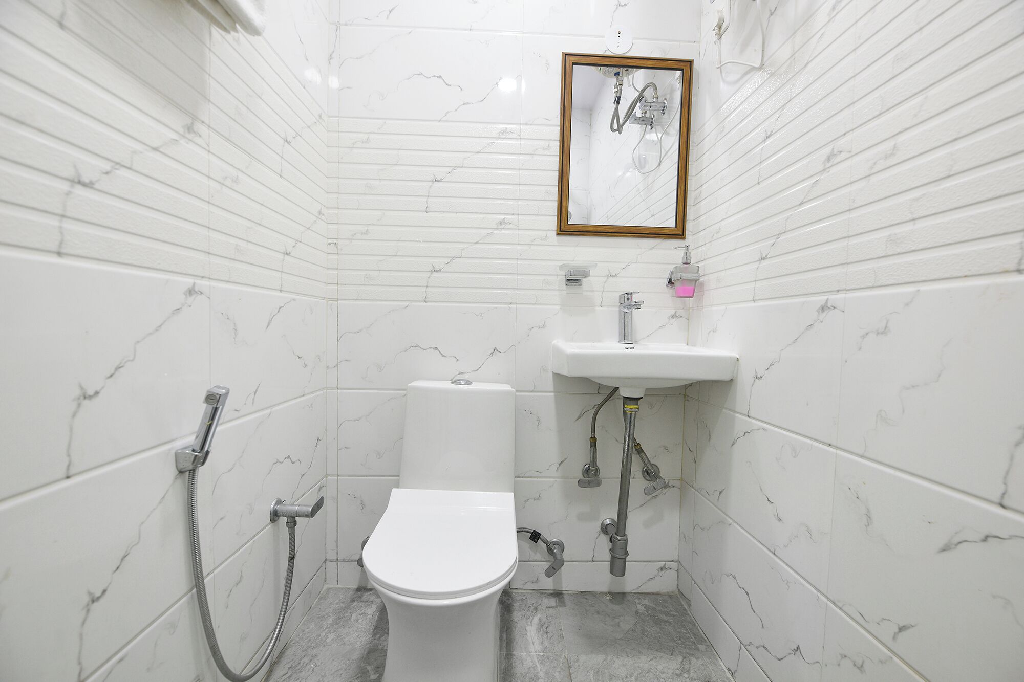 Shower, rainfall showerhead, free toiletries, towels