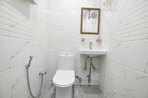 Shower, rainfall showerhead, free toiletries, towels