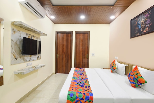 Egyptian cotton sheets, premium bedding, in-room safe, free WiFi - Fabhotel White House Tilak Nagar (New Delhi)