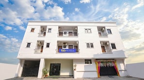 Un edificio de varios pisos con un letrero que dice 'fab hotels'.
