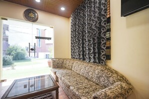 Lobby sitting area - Fabhotel White House Tilak Nagar (New Delhi)