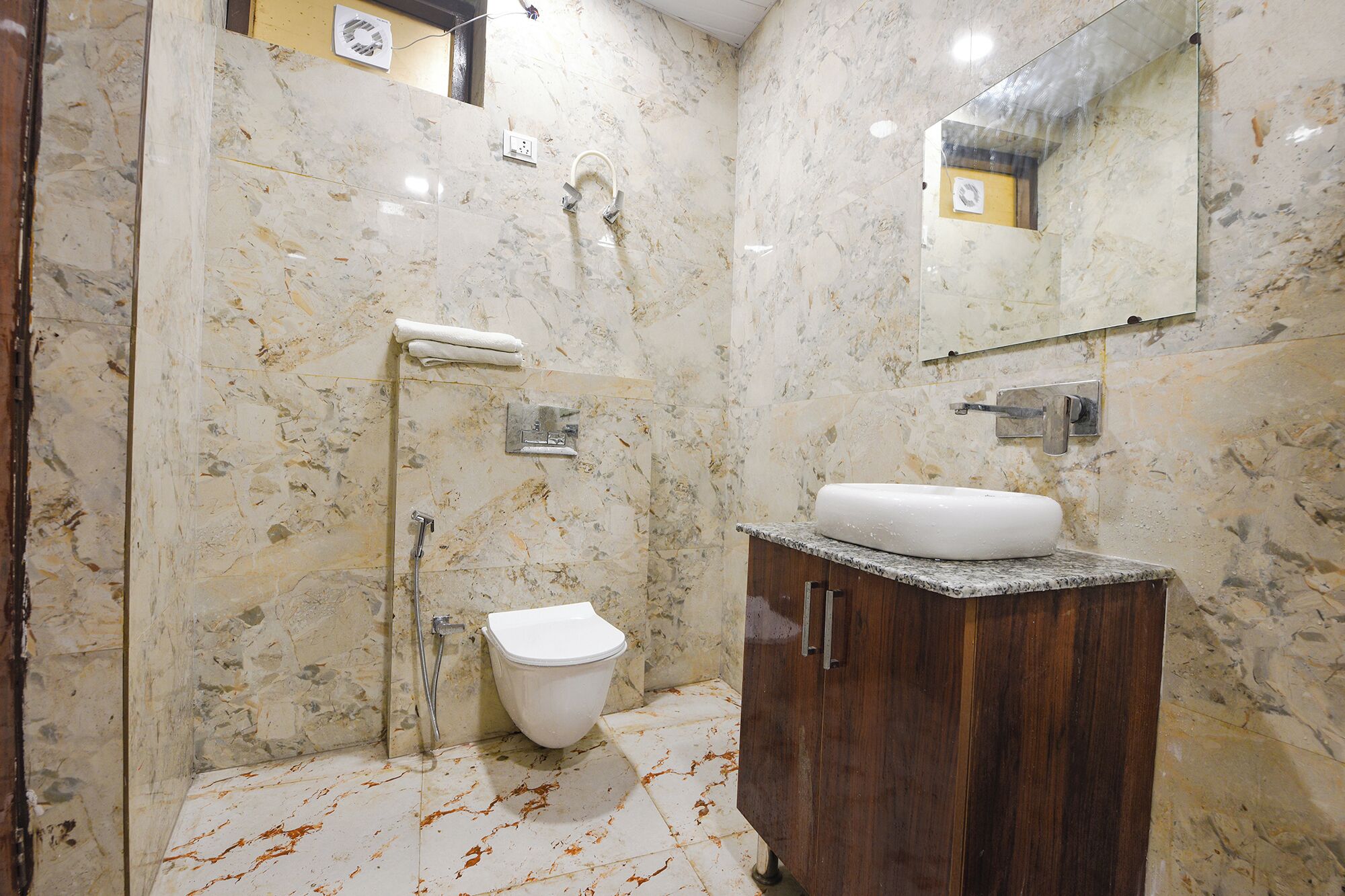 Kamar Deluks | Kamar mandi | Shower, pancuran hujan, perlengkapan mandi gratis, dan handuk