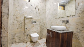 Kamar Deluks | Kamar mandi | Shower, pancuran hujan, perlengkapan mandi gratis, dan handuk