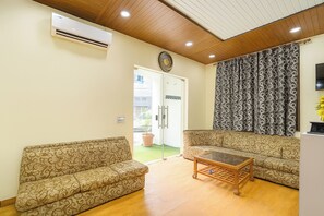 Lobby sitting area - Fabhotel White House Tilak Nagar (New Delhi)