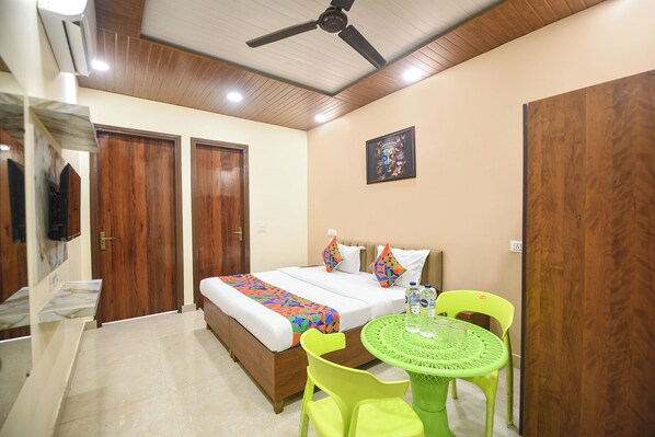 Egyptian cotton sheets, premium bedding, in-room safe, free WiFi - Fabhotel White House Tilak Nagar (New Delhi)