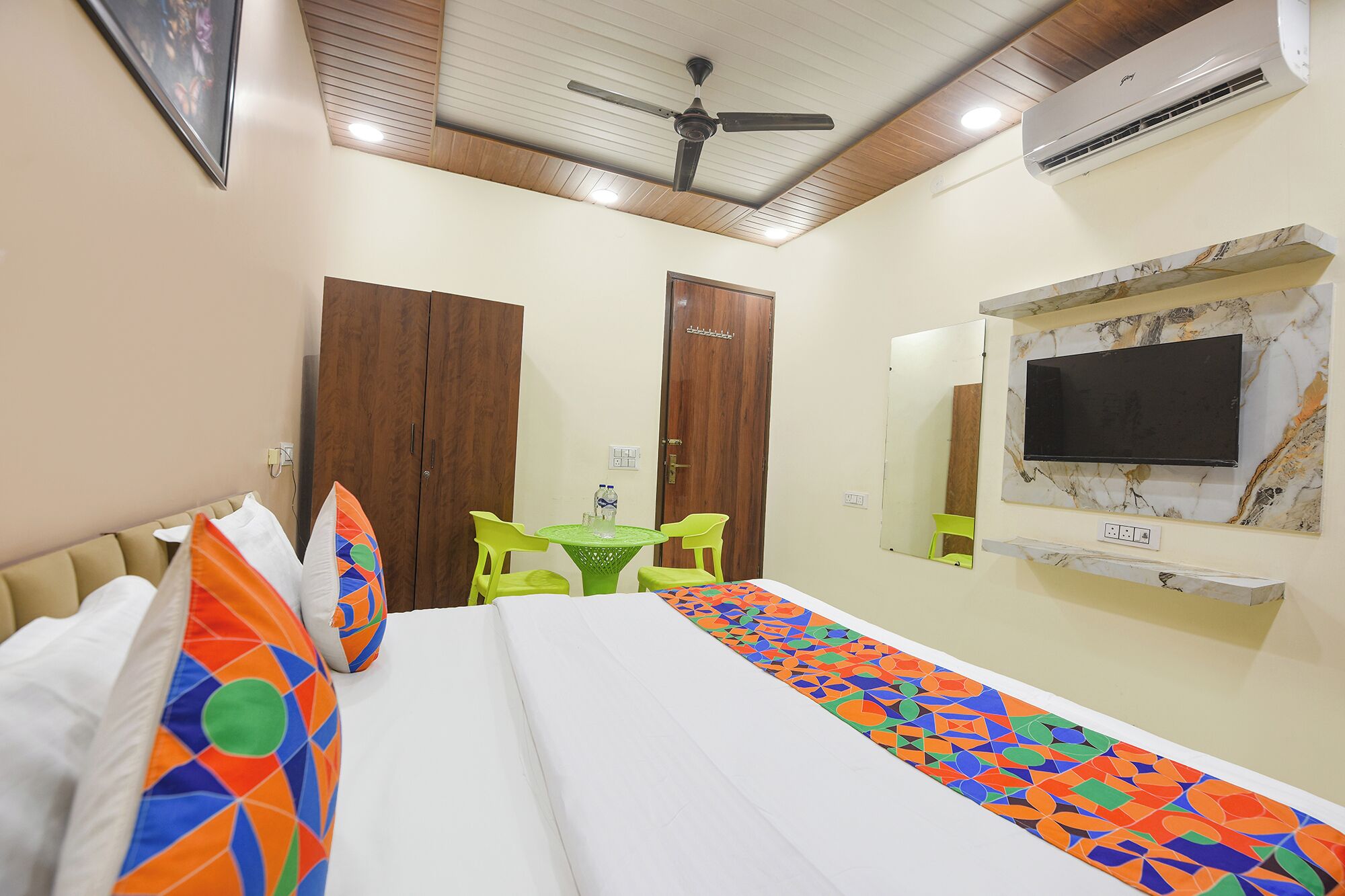 Egyptian cotton sheets, premium bedding, in-room safe, free WiFi