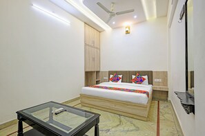 Egyptian cotton sheets, premium bedding, in-room safe, free WiFi - Fabhotel Filter Babu (Agra)
