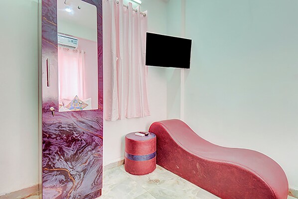 28-inch LCD TV with cable channels - Via Pink House (Pune)