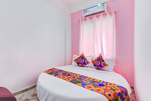 Egyptian cotton sheets, premium bedding, in-room safe, free WiFi - Via Pink House (Pune)