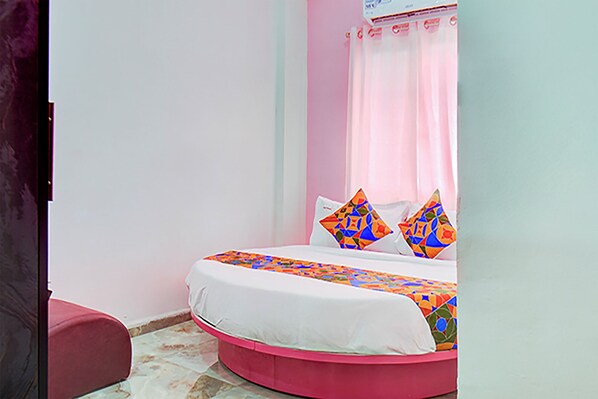 Egyptian cotton sheets, premium bedding, in-room safe, WiFi (free) - Via Pink House (Pune)