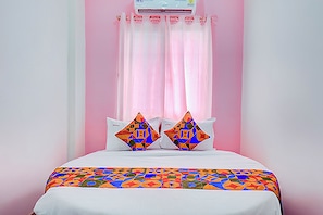 Egyptian cotton sheets, premium bedding, in-room safe, free WiFi - Via Pink House (Pune)
