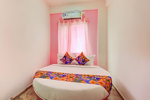 Egyptian cotton sheets, premium bedding, in-room safe, free WiFi - Via Pink House (Pune)