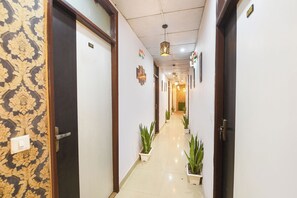 Lobby - Fabhotel Lotus Inn (Faridabad)