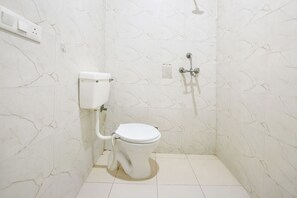 Shower, rainfall showerhead, free toiletries, towels - Fabhotel Lotus Inn (Faridabad)