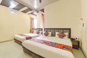 Family Room | Egyptian cotton sheets, premium bedding, in-room safe, free WiFi - Fabhotel Sunroof & Rooftop (Jaipur)