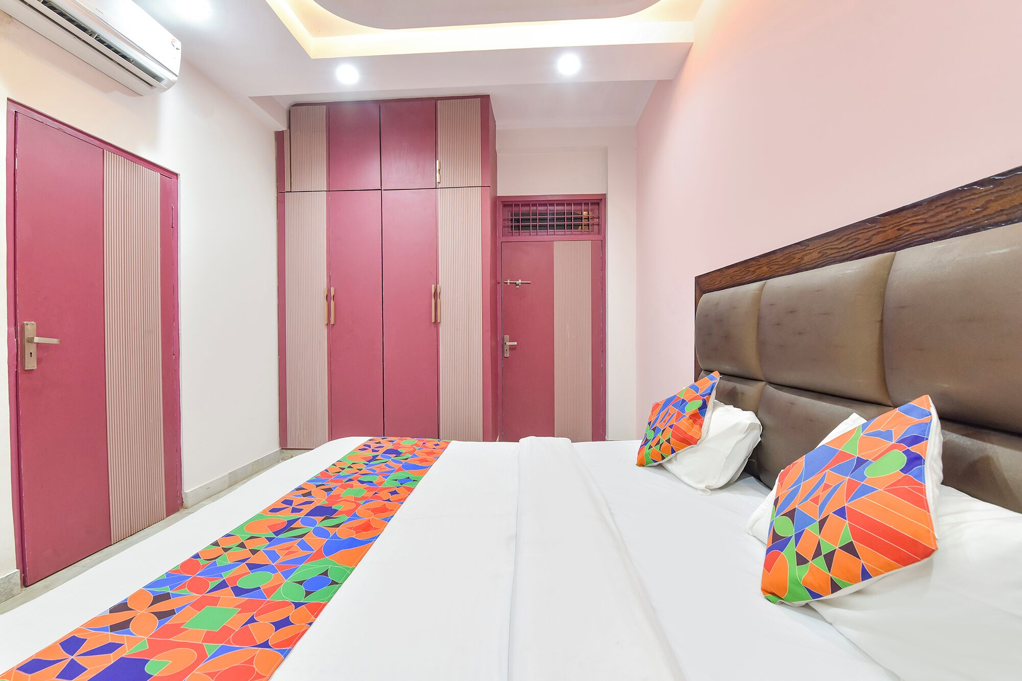 Egyptian cotton sheets, premium bedding, in-room safe, free WiFi