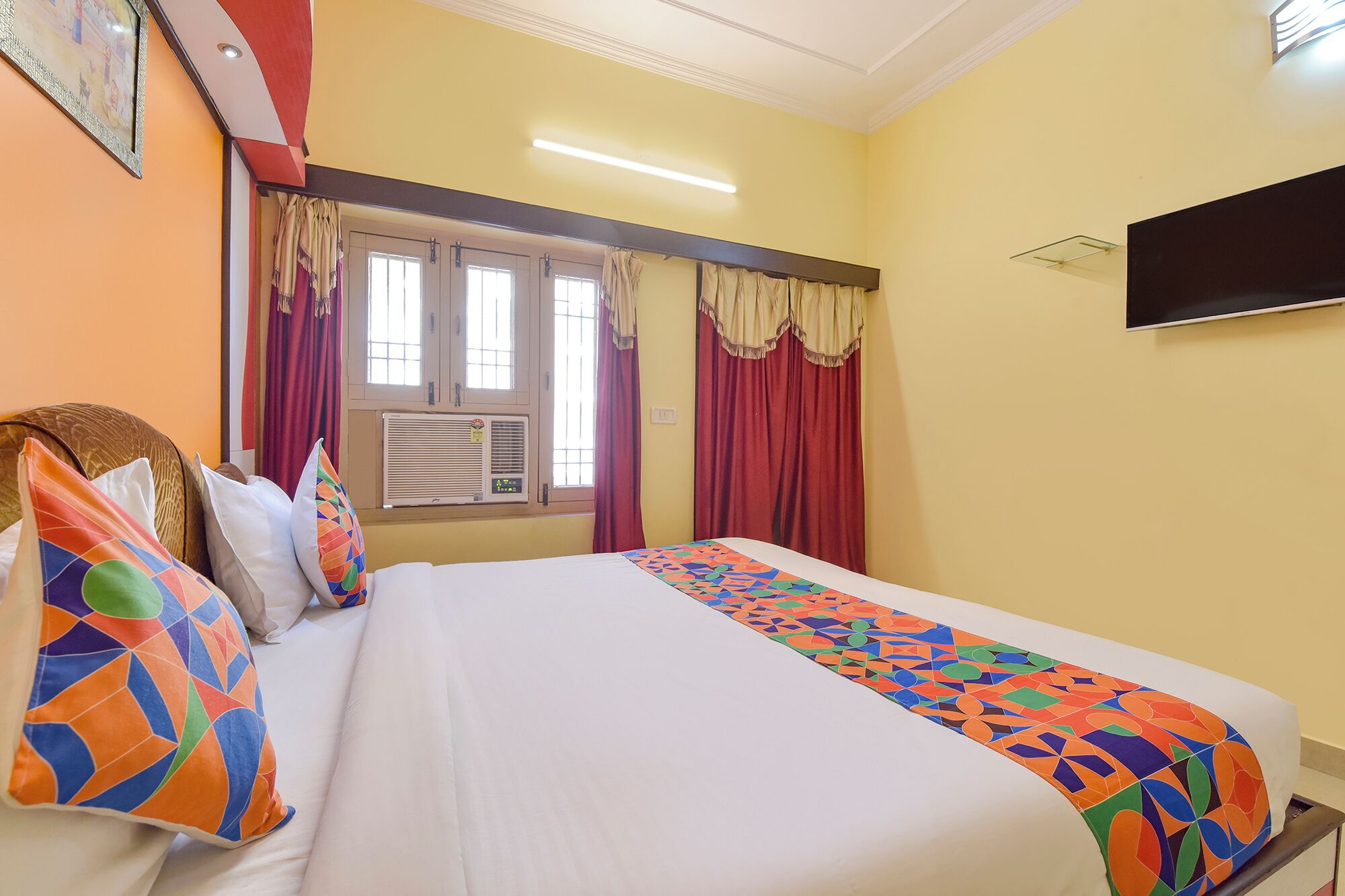 Egyptian cotton sheets, premium bedding, in-room safe, free WiFi