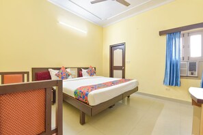 Egyptian cotton sheets, premium bedding, in-room safe, free WiFi - Fabhotel Rajlaxmi Palace (Jaipur)
