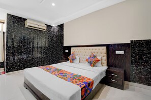 Egyptian cotton sheets, premium bedding, in-room safe, free WiFi - Fabhotel Family Inn (Lucknow)