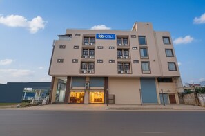 Property entrance - Fabhotel Family Inn (Lucknow)