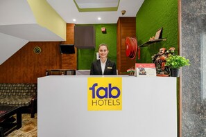 Reception - Fabhotel Family Inn (Lucknow)