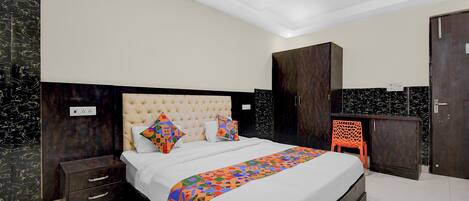 Egyptian cotton sheets, premium bedding, in-room safe, free WiFi