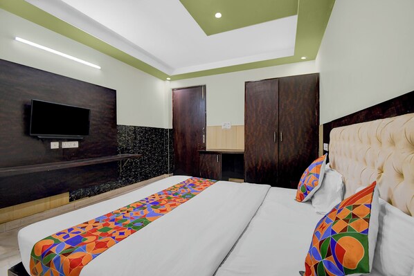 Egyptian cotton sheets, premium bedding, in-room safe, free WiFi - Fabhotel Family Inn (Lucknow)